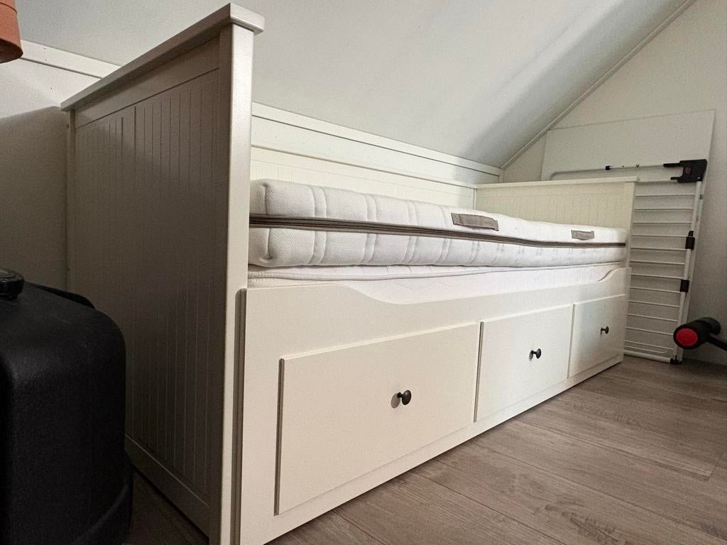 IKEA Hemnes bedbank met 2 matrassen - zo goed als nieuw, Huis en Inrichting, Slaapkamer | Bedden, Ophalen, Wit, Tweepersoons, Zo goed als nieuw