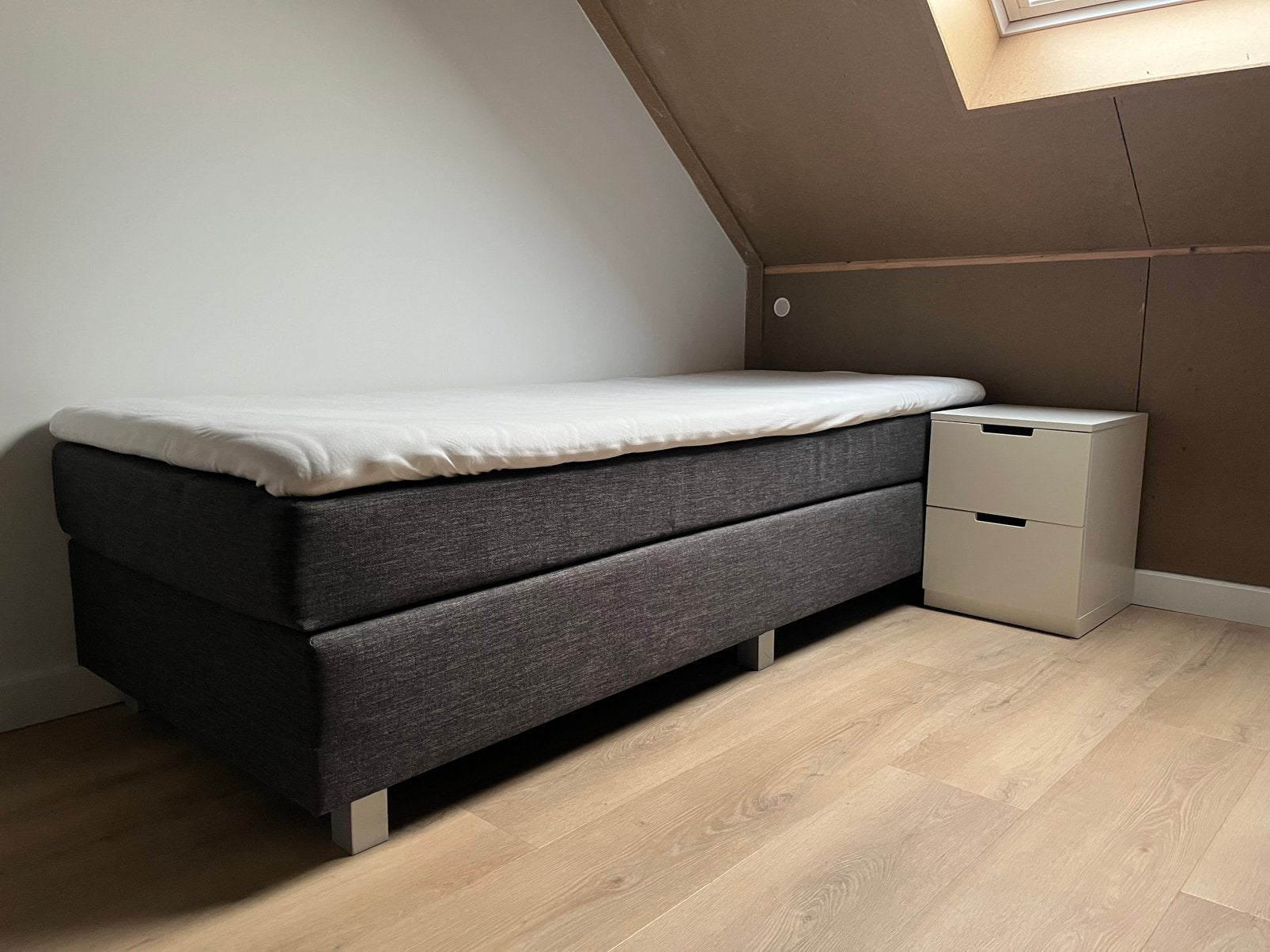 Eenpersoons boxspring 220x90cm antraciet grijs + nachtkastje, Ophalen, 90 cm, Eenpersoons, Zo goed als nieuw