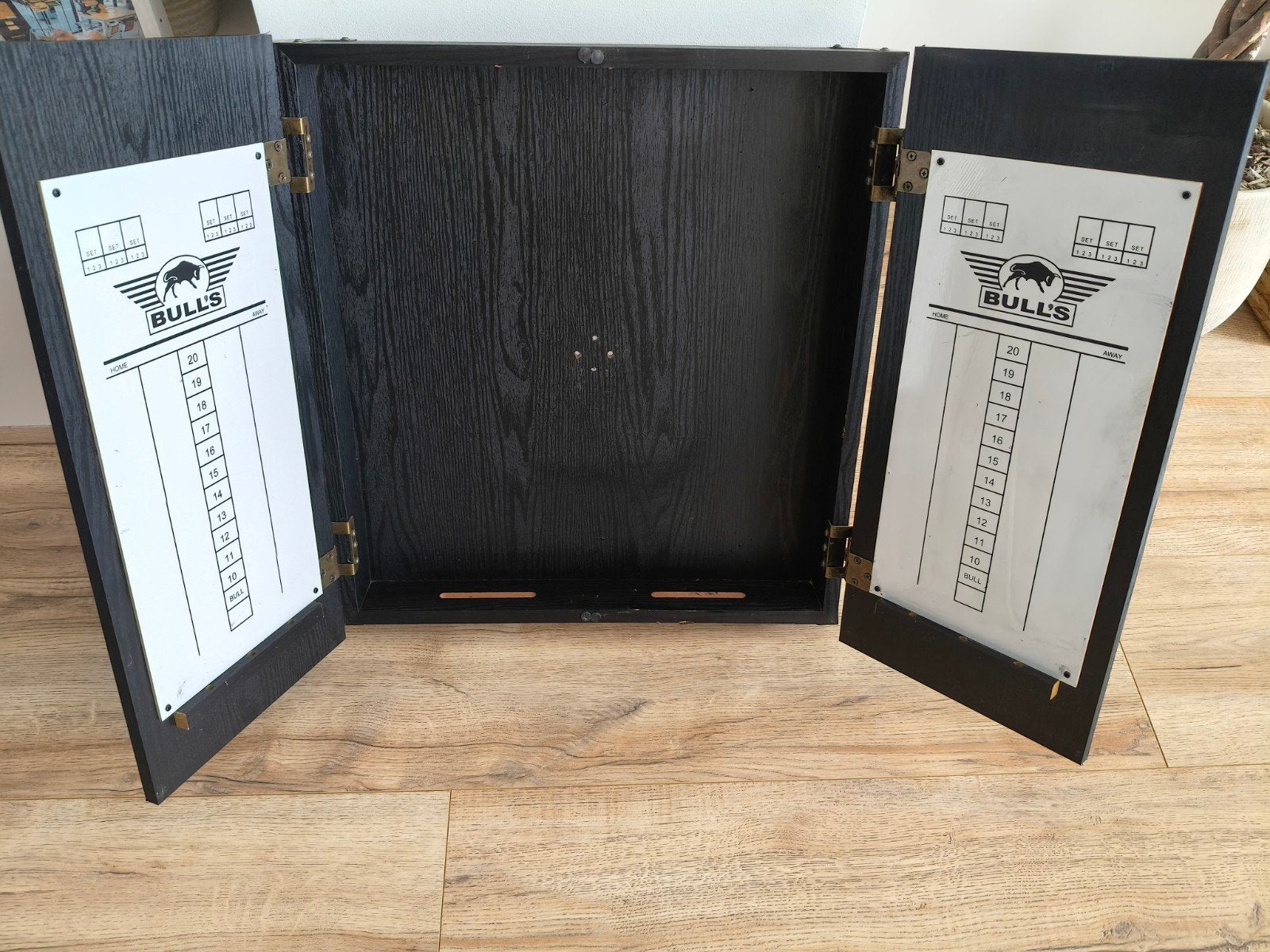 Dartkast met whiteboards voor scores, Sport en Fitness, Darts, Ophalen, Zo goed als nieuw, Dartbord
