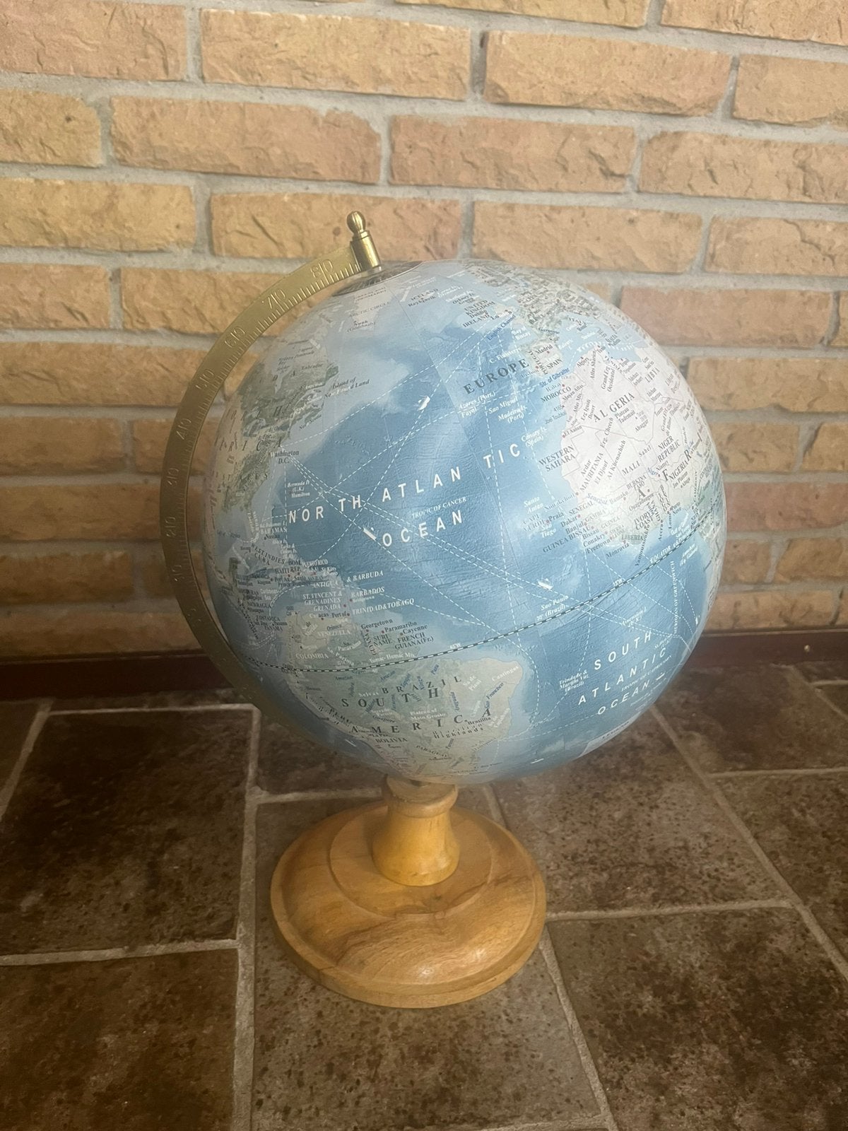 Wereldbol op houtenvoet, Ophalen of Verzenden, Zo goed als nieuw