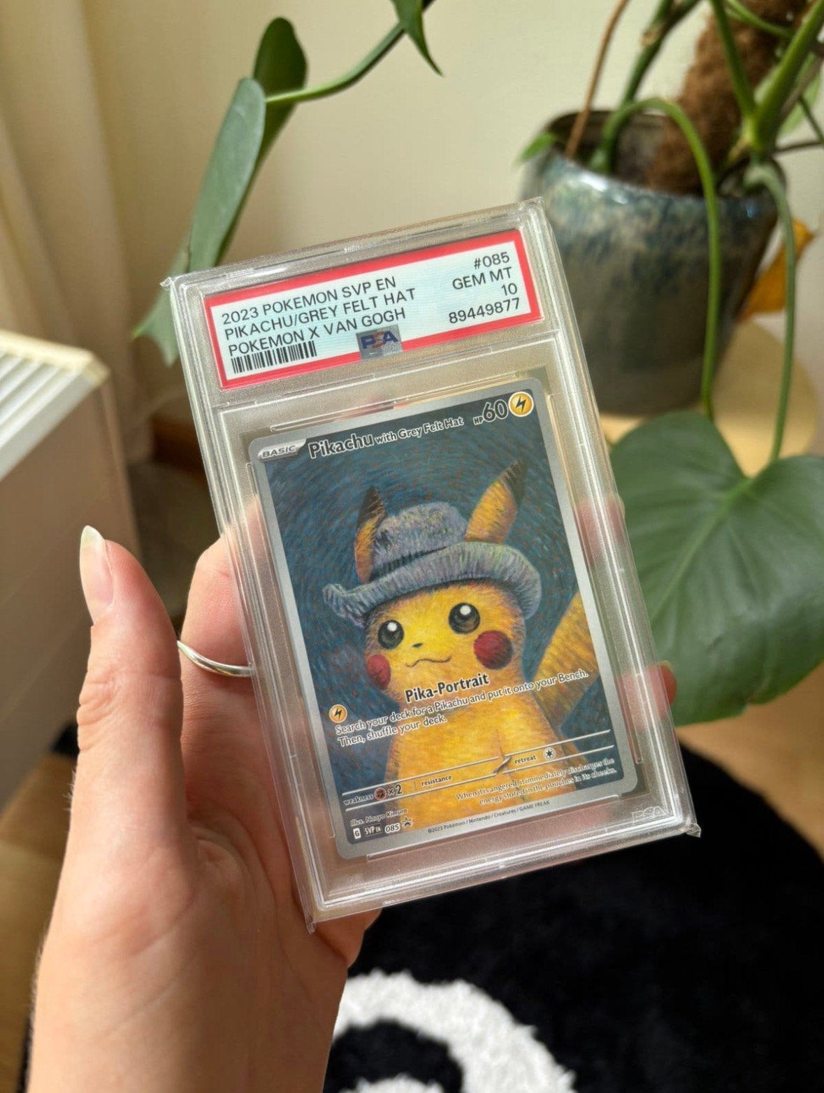 Pokemon x Van Gogh - Pikachu Grey Felt Hat - PSA 10 #085, Ophalen, Nieuw, Losse kaart