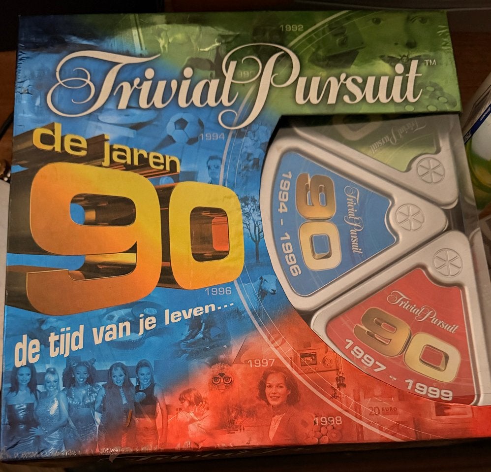 Trivial Pursuit De Jaren 90 - Bordspel, Hobby en Vrije tijd, Een of twee spelers, Ophalen of Verzenden, Gebruikt
