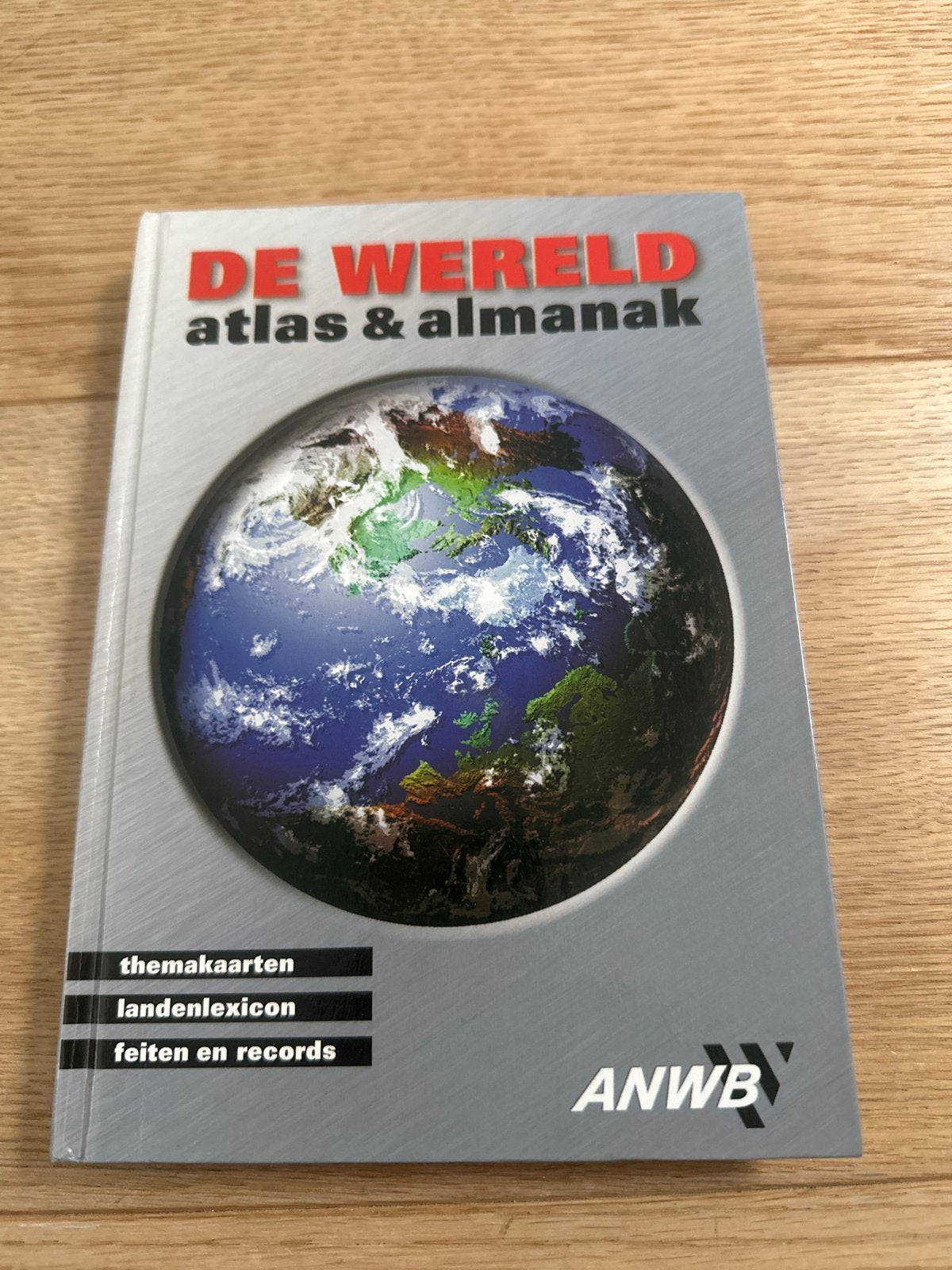 De Wereld Atlas & Almanak ANWB, Overige atlassen, 2000 tot heden, Ophalen of Verzenden, Zo goed als nieuw