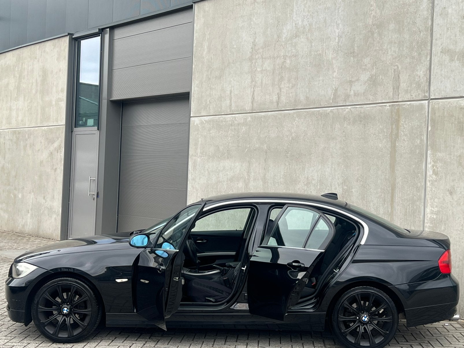 Zwarte BMW 3-Serie 318i E90 Sedan Benzine 129PK/NieuweAPK/BT, Achterwielaandrijving, 4 cilinders, 129 pk, Leder en Stof