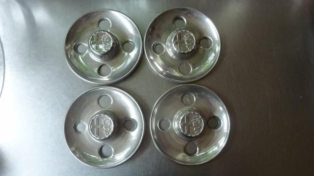 4x naafdop Alfa Romeo met geperst embleem (Alfasud 1300), Auto-onderdelen, Ophalen of Verzenden, Alfa Romeo