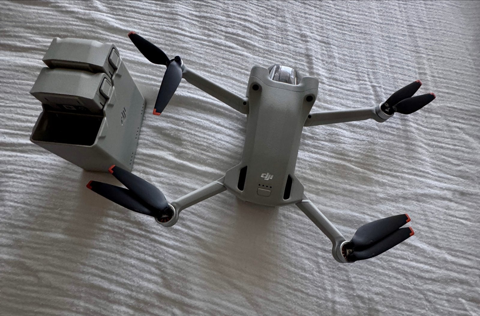 DJI Mini 3 Pro Fly More Combo met Smart Controller, 30 tot 45 minuten, Cameradrone, Extra accu('s), 5 tot 10 kilometer
