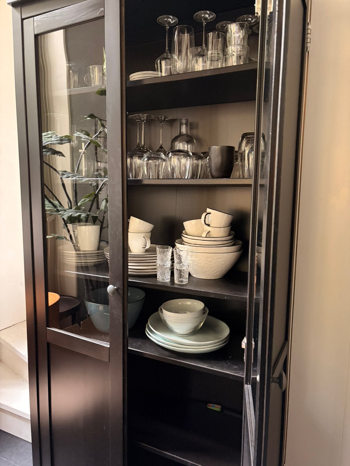 Zwarte vitrinekast /servies kast ikea, Huis en Inrichting, Ophalen, 50 tot 100 cm, Zo goed als nieuw, 150 tot 200 cm