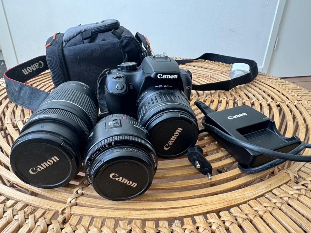 Canon 1000D met 2 extra lenzen, case, cord, SD-card & lader!, Ophalen of Verzenden, Gebruikt, Telelens