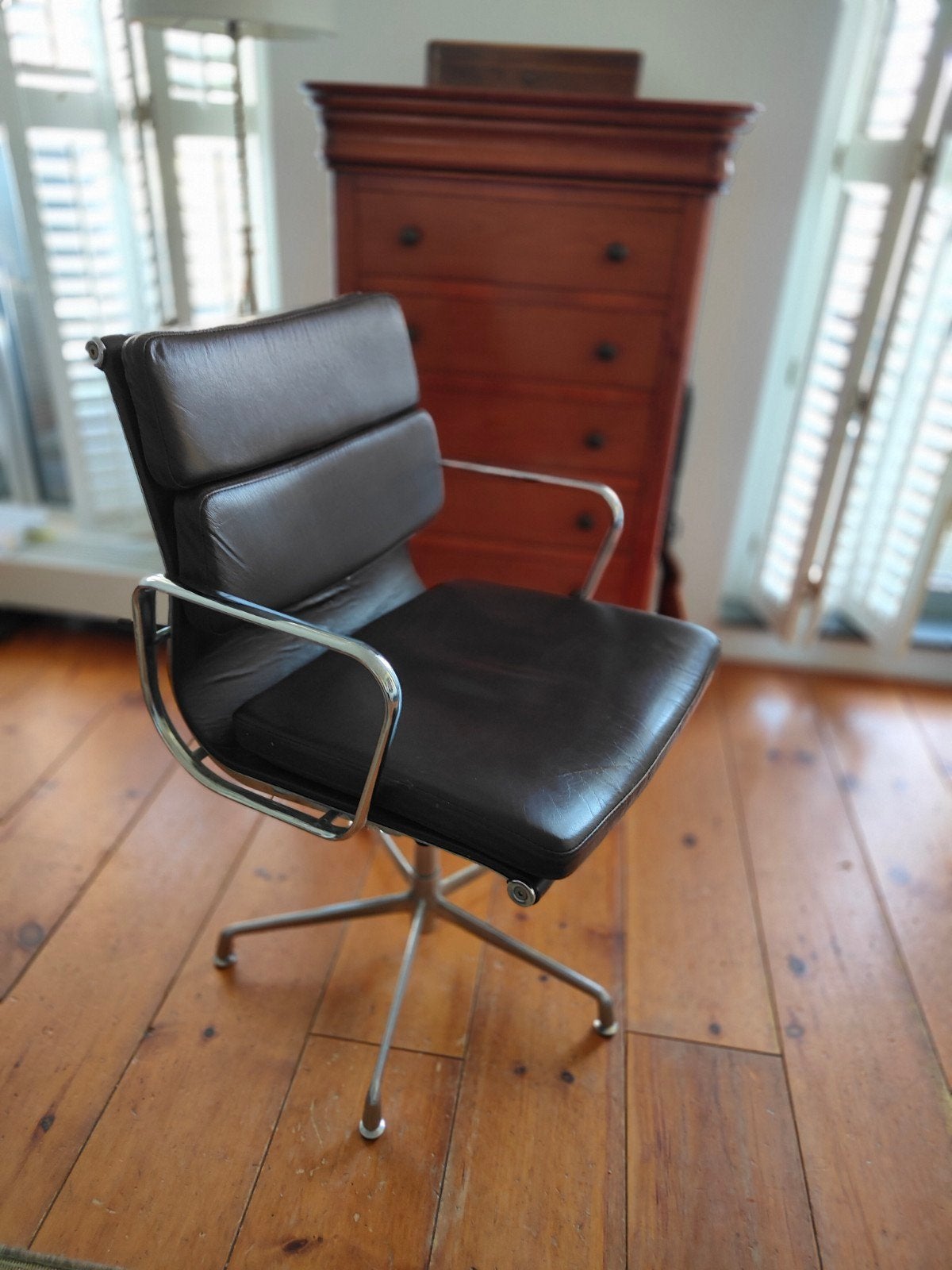 Eames EA 217 stijl leer/alu/chroom, Ophalen, Bruin, Modern, Design, Mid-century, Zo goed als nieuw