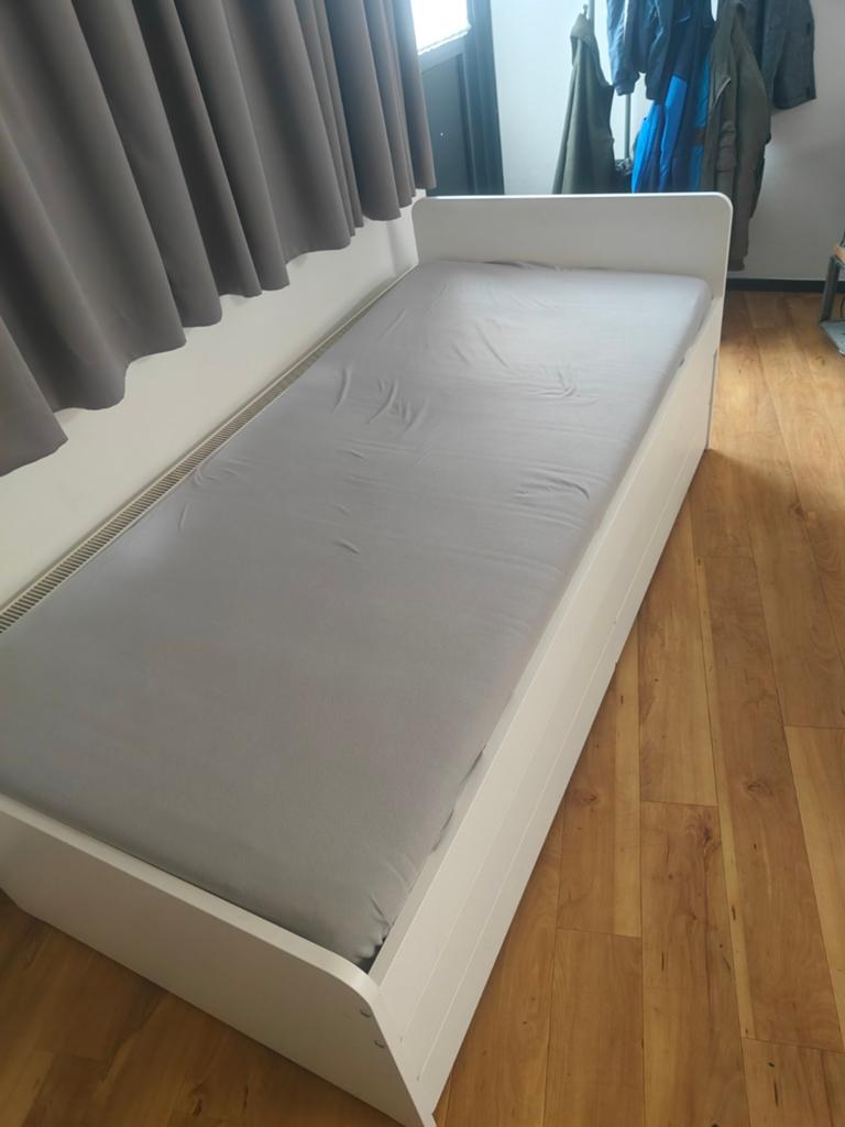 1/2 persoons wit bed IKEA SLÄKT met lades, Huis en Inrichting, Slaapkamer | Bedden, Gebruikt, 90 cm, Eenpersoons, Wit