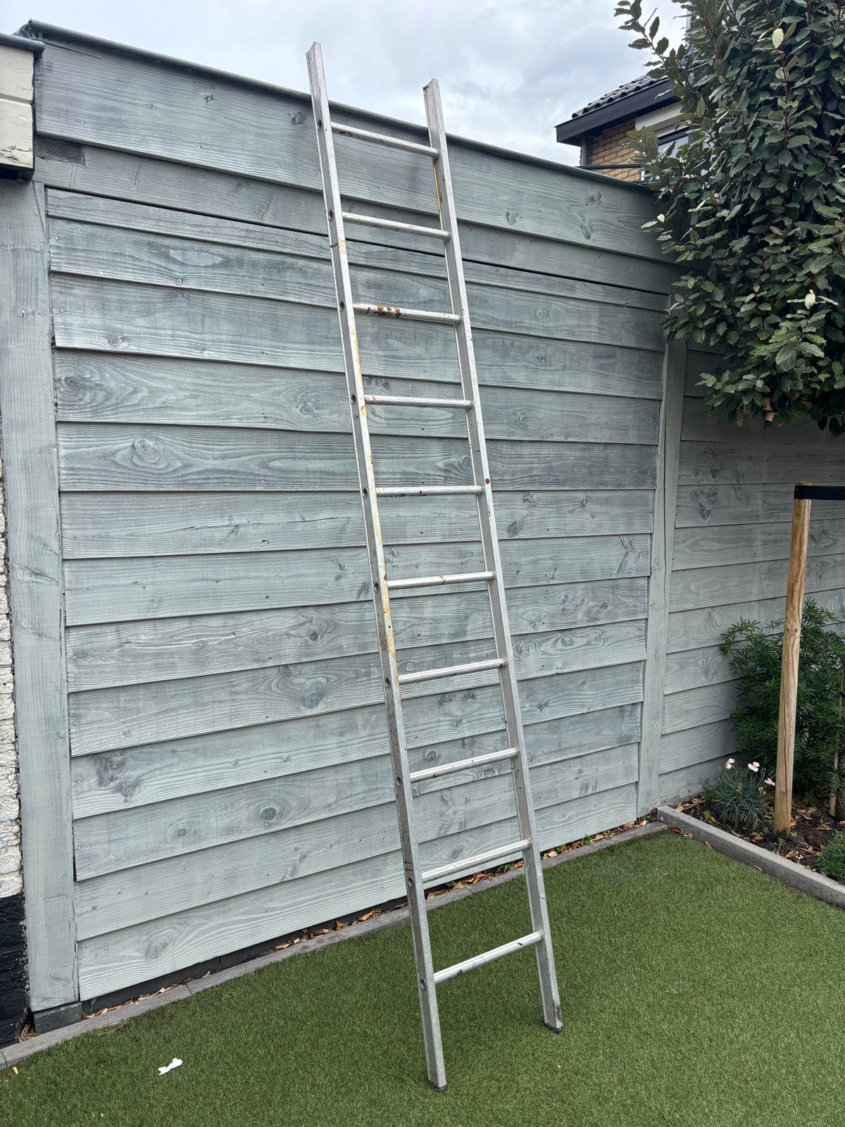 Gebruikte aluminium ladder - 10 tredes - 2,7 m1 lang, Ophalen of Verzenden, Gebruikt, Ladder, 2 tot 4 meter
