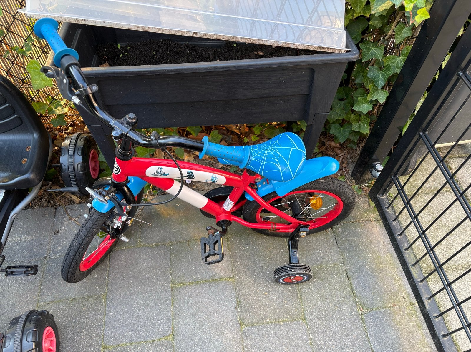 Kinderfiets rood spiderman met zijwieltjes, Ophalen, Zijwieltjes, Gebruikt, Minder dan 16 inch
