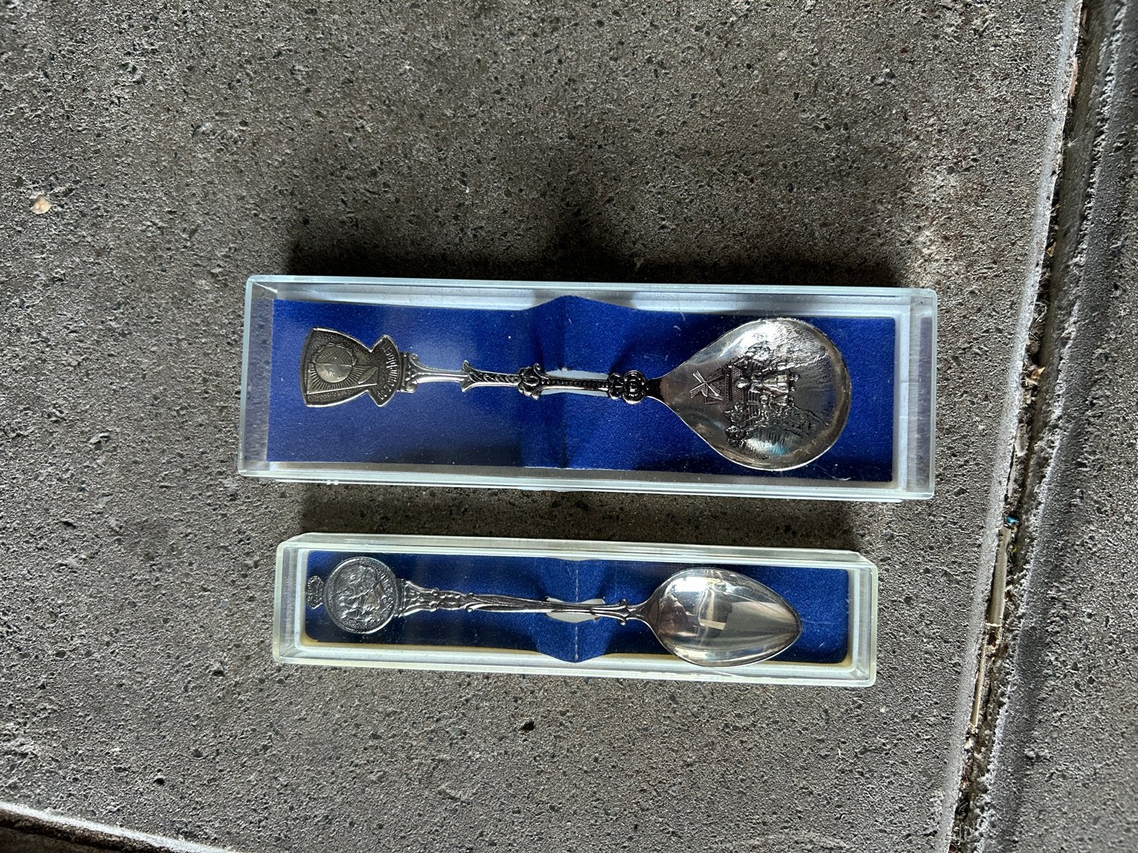 Set van 2 Vintage Zilverkleurige Herdenkingslepels, Antiek en Kunst, Ophalen of Verzenden