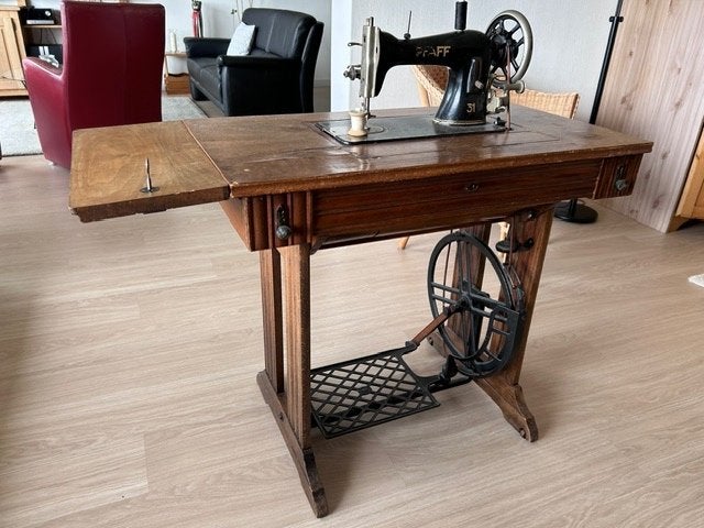 Antieke naaimachine, Ophalen