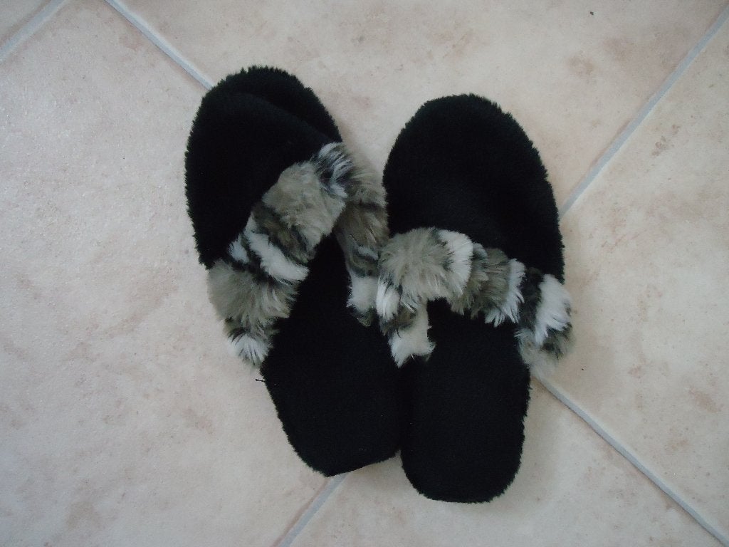 zwarte bontslippers - instappantoffels - sloffen - maat 37, Zwart, Nieuw, Ophalen of Verzenden, Pantoffels of Sloffen