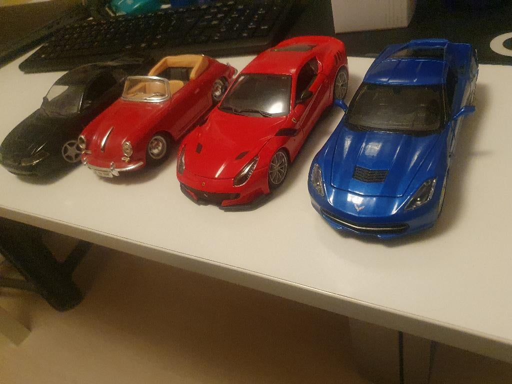 4 Spotieve Modelauto's 1:24 ferrari chevrolet,  mustang,, Hobby en Vrije tijd, Modelauto's | 1:24, Ophalen, Zo goed als nieuw
