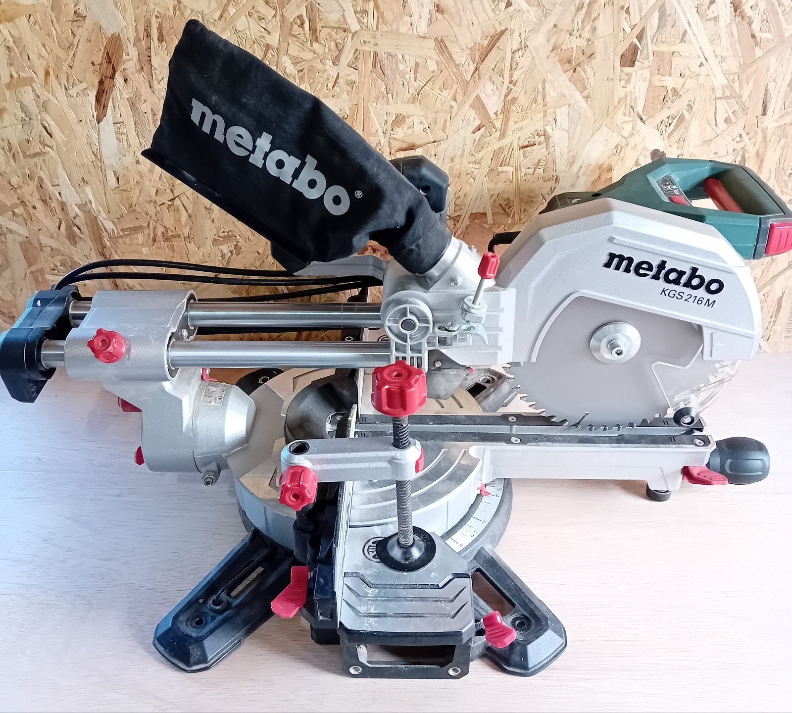 Metabo KGS 216 M afkortzaag, Doe-het-zelf en Verbouw, Ophalen, Zo goed als nieuw, Afkortzaag, 30 tot 70 mm
