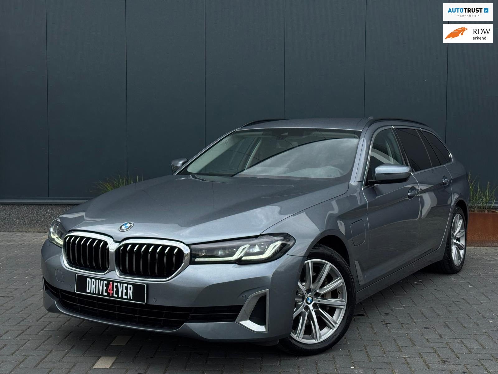 BMW 5-serie Touring 530e High Executive NAVI | LEDER | LED |, Auto's, BMW, Automaat, 1998 cc, Gebruikt, Zwart