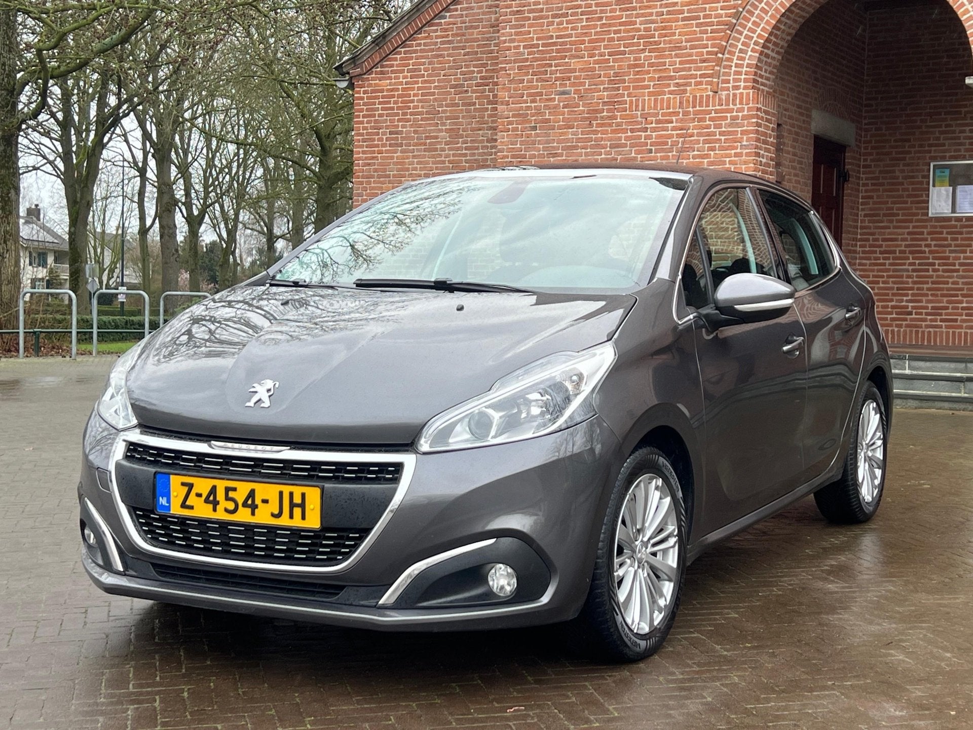 Peugeot 208 1.2 PureTech GT-Line 5DR AUTOMAAT PANO NAVI !, Auto's, Gebruikt, Euro 6, Leder en Stof, 49 €/maand