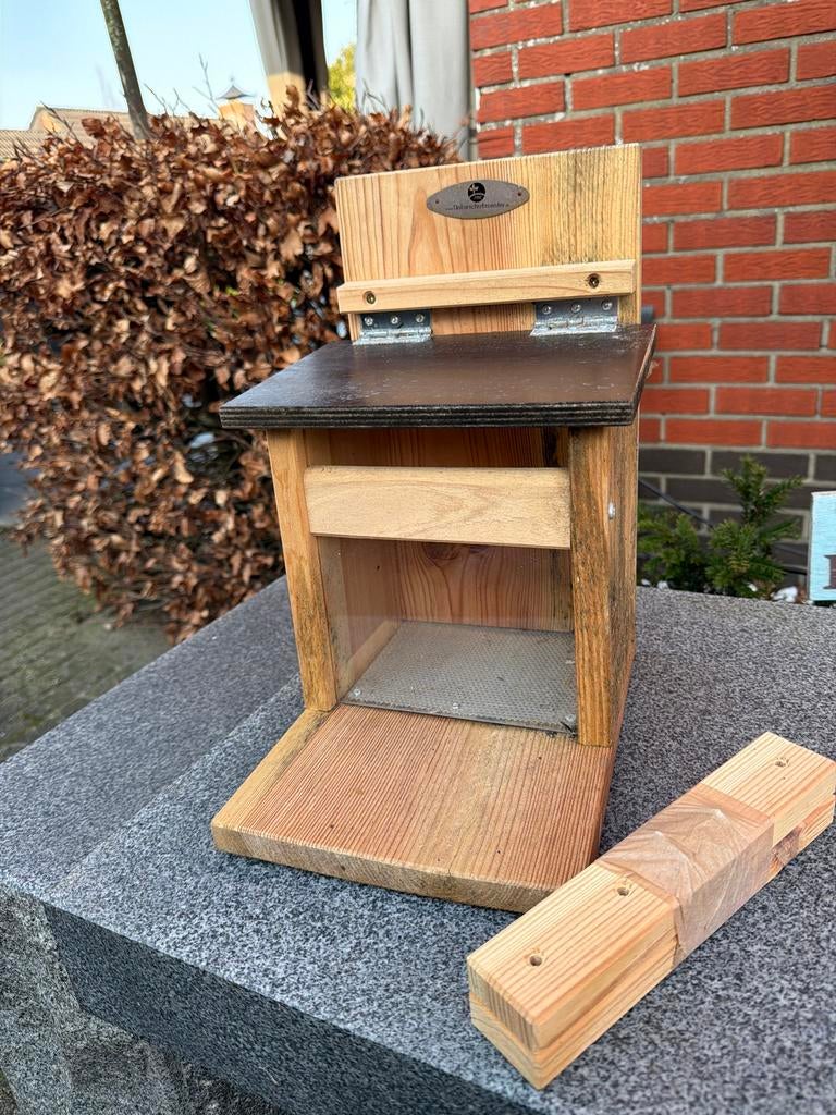 Eekhoorn voederhuisje met bevestigingsmateriaal, Tuin en Terras, Vogelhuisjes en Vogelbaden, Ophalen of Verzenden, Zo goed als nieuw