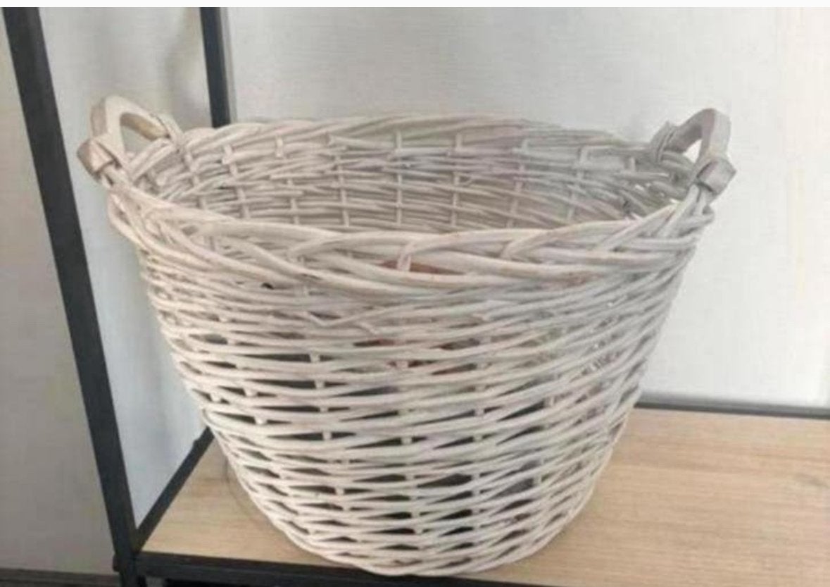 Witte rieten mand met handvatten, Huis en Inrichting, Woonaccessoires | Schalen en Manden, Ophalen, Mand, Rond, Zo goed als nieuw