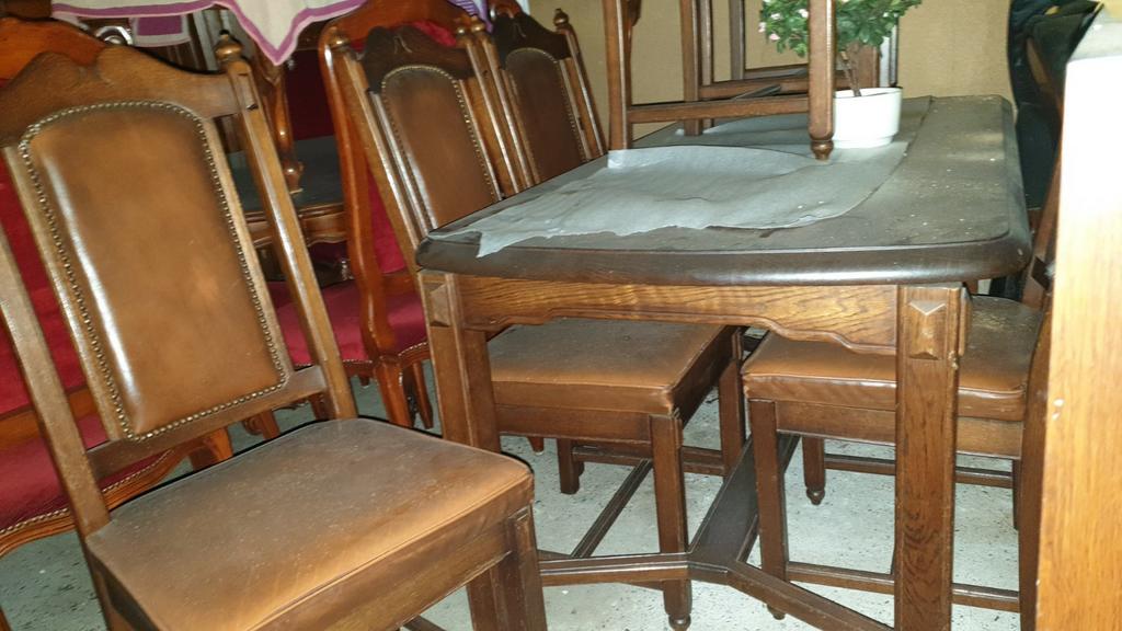 Eetkamerstoelen en tafel, Ophalen, Bruin, Zo goed als nieuw, Stof