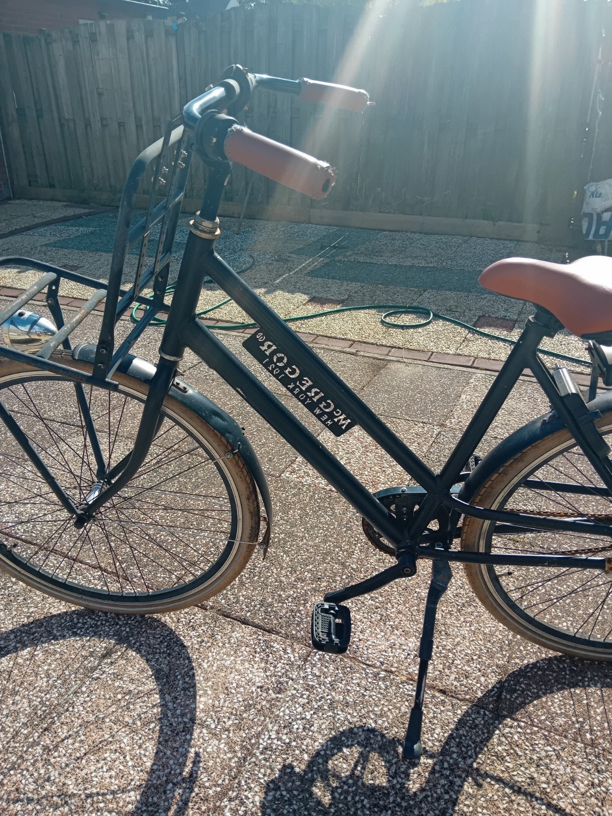 Nette zwarte stadsfiets met voordrager, Fietsen en Brommers, Fietsen | Dames | Damesfietsen, Velgrem, Ophalen, Overige merken