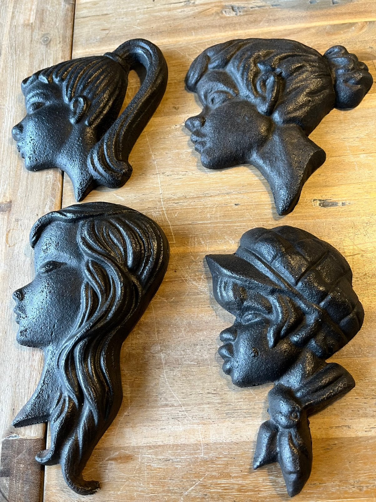 4 vintage gietijzeren muurhangers wandhoofdje hoofdjes, Ophalen of Verzenden