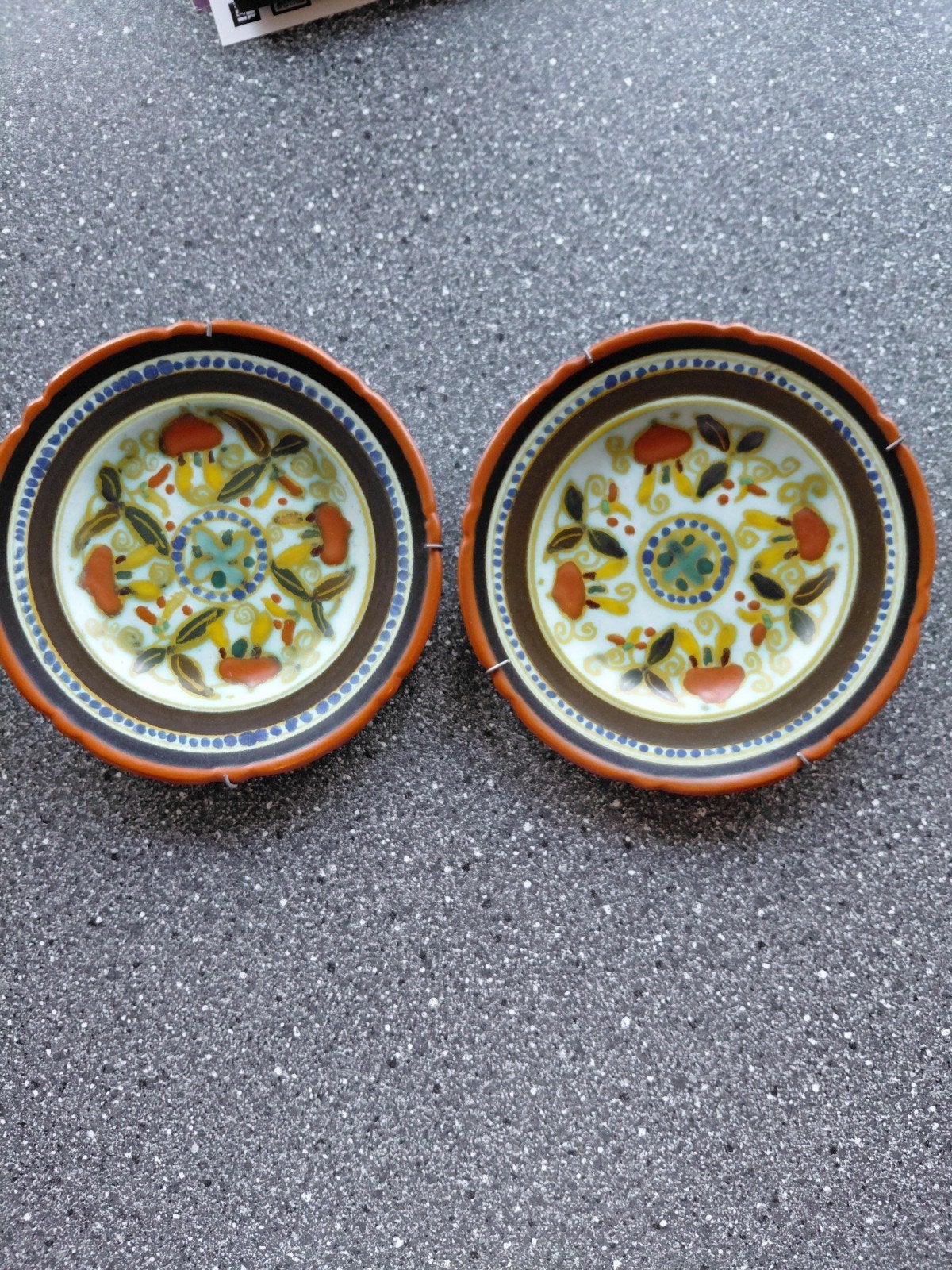 2 Gouda plateelstijl aardewerk wandbordjes, Ophalen
