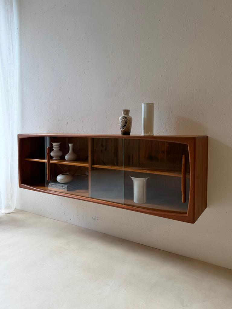 Vintage Deens zwevend sideboard teak l vitrinekast 60s, Met deur(en), Mid century, Glas, Ophalen of Verzenden