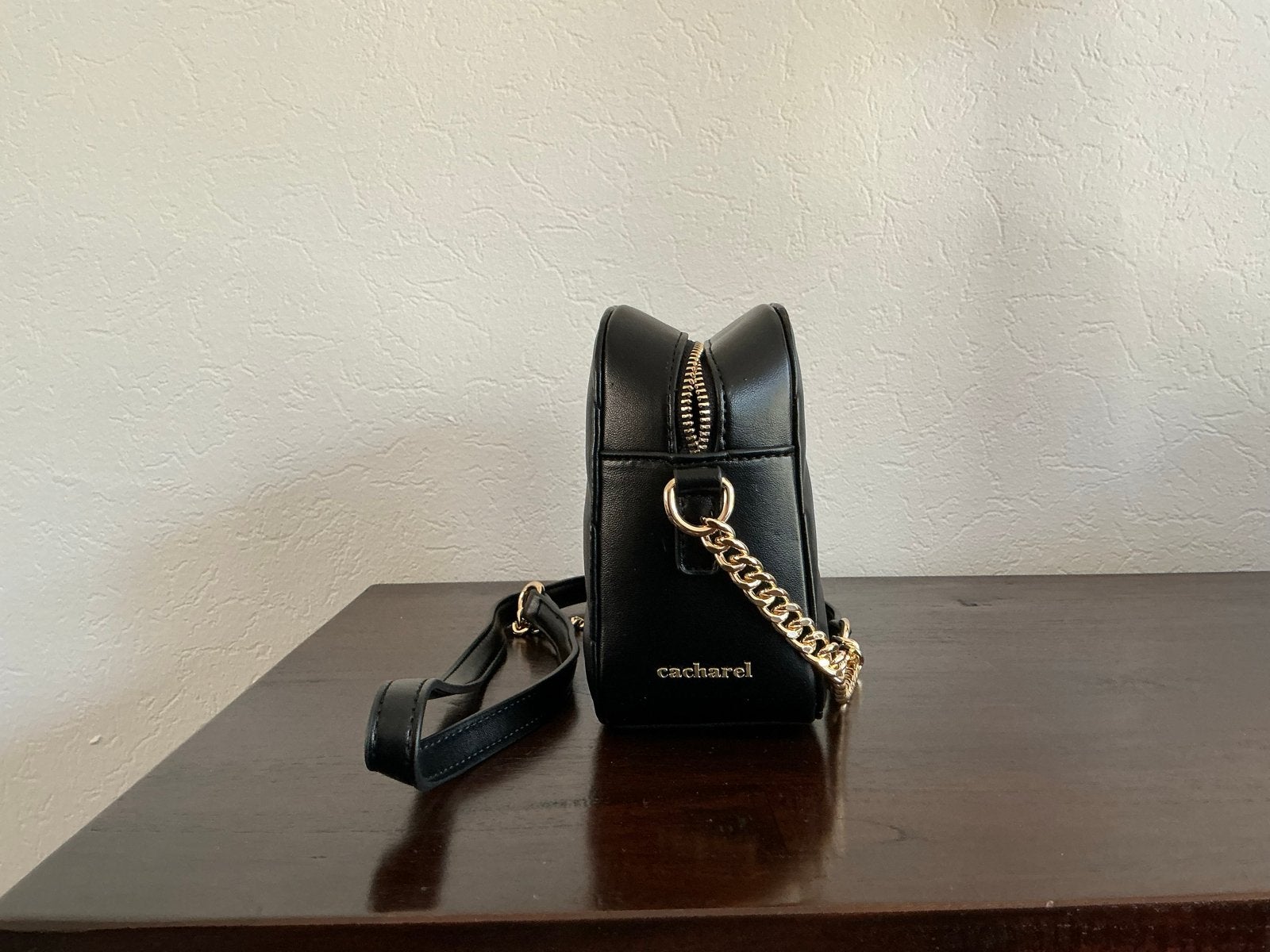 Cacharel zwarte schoudertas met gouden ketting, Ophalen of Verzenden, Nieuw, Zwart, Schoudertasje