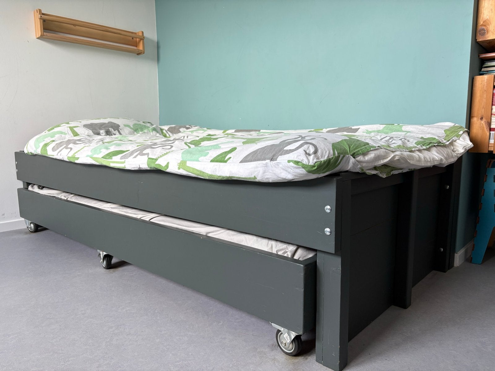 Uitschuifbaar bed met onderschuifbed - legergroen, Huis en Inrichting, Slaapkamer | Bedden, Ophalen, Gebruikt, 90 cm, Eenpersoons