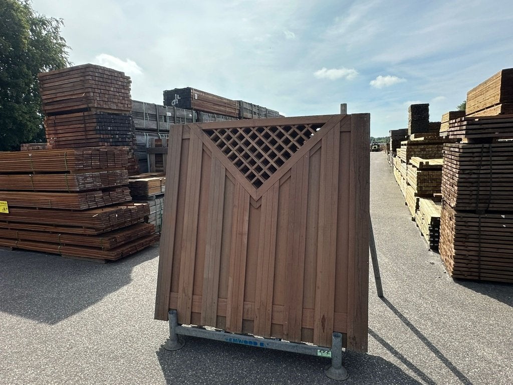 Foto 2 van Hardhouten tuinscherm met V recht en met toog voor €89,50 ps