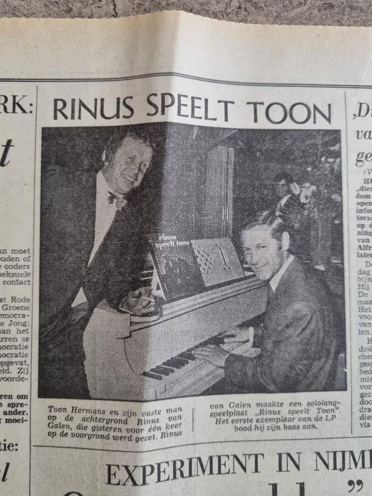 Rinus van Galen speelt Toon Hermans (1970), Ophalen of Verzenden, 1960 tot 1980, Knipsel(s)