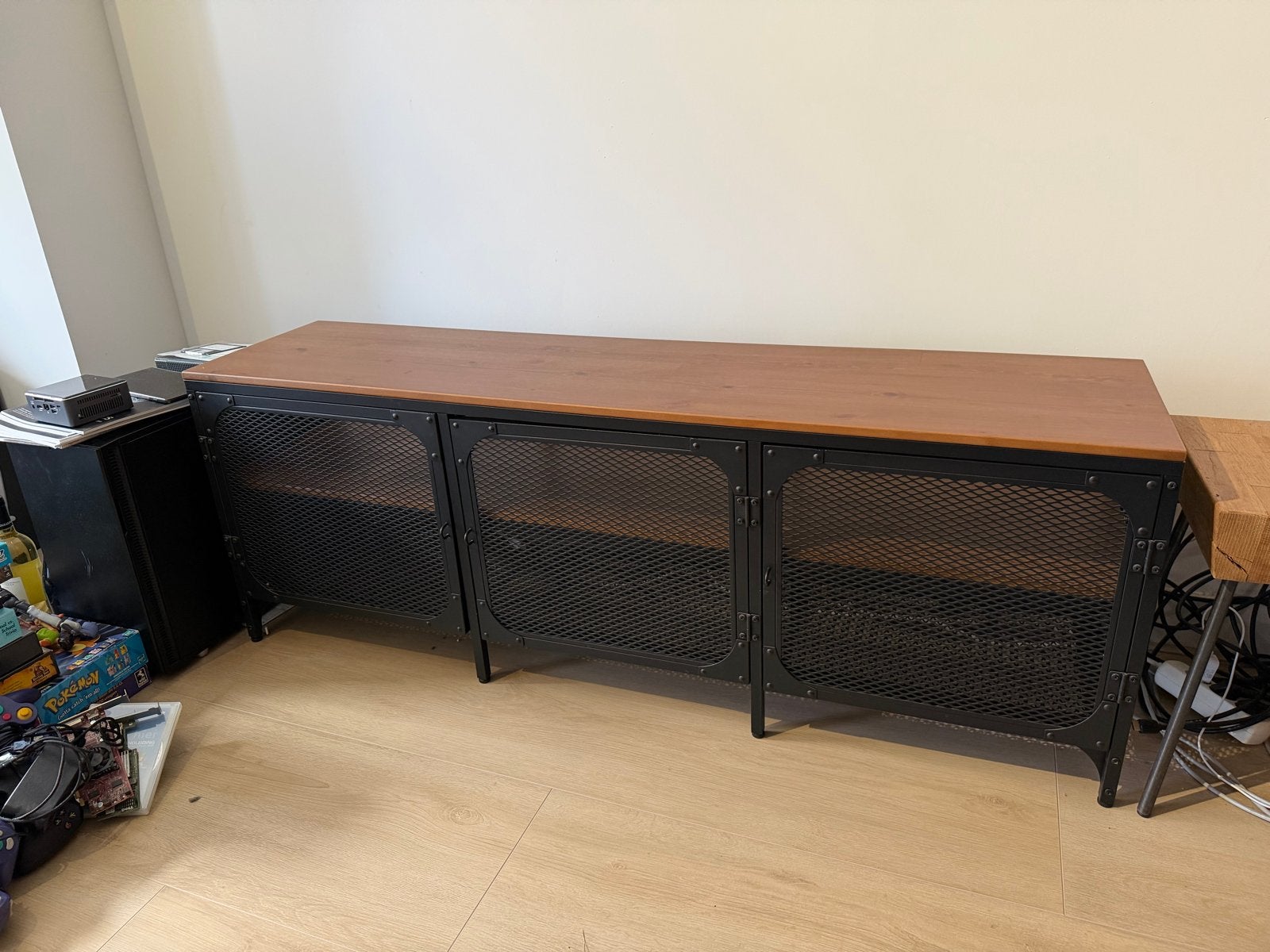 IKEA FJÄLLBO TV-meubel zwart/bruin, Ophalen, 150 tot 200 cm, Zo goed als nieuw, Minder dan 100 cm