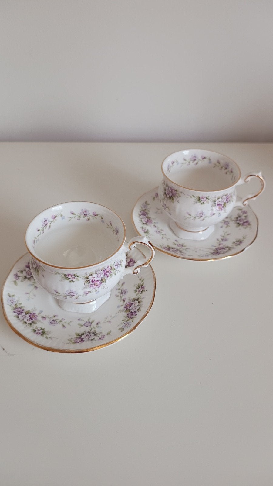 Elisabethan Chantilly kop en schotel 2 x jaren '60, Ophalen of Verzenden, Zo goed als nieuw, Porselein, Kop en/of schotel