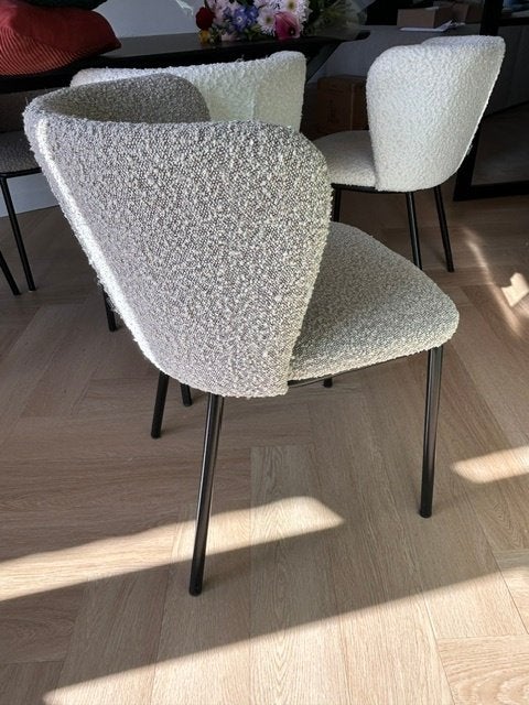Bouclé eetkamerstoelen van Kave home, Huis en Inrichting, Ophalen, Gebruikt, Modern, Scandinavisch, Wit