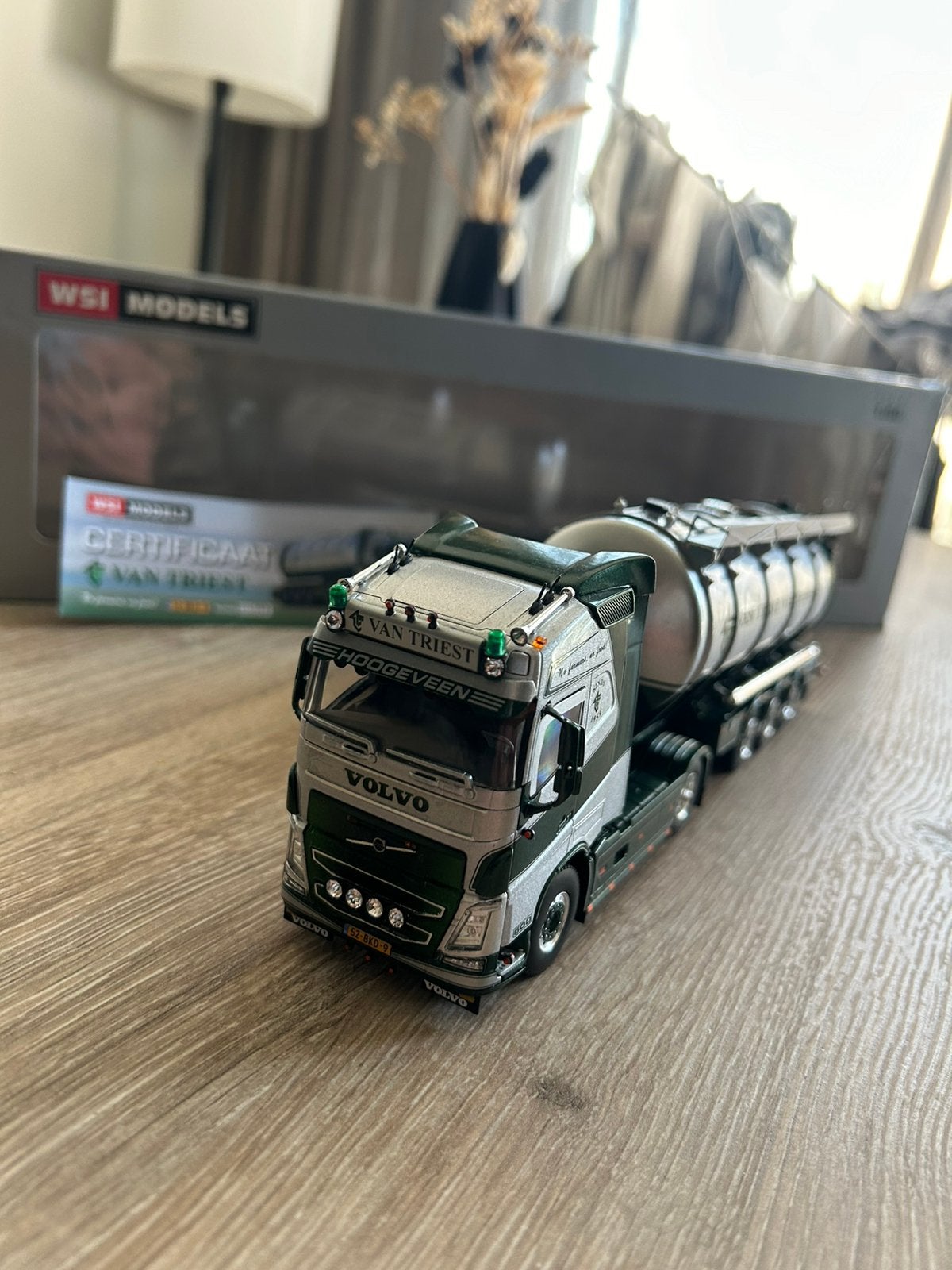 Wsi volvo fh van triest, Hobby en Vrije tijd, Modelauto's | 1:50, Ophalen of Verzenden, Zo goed als nieuw, Bus of Vrachtwagen