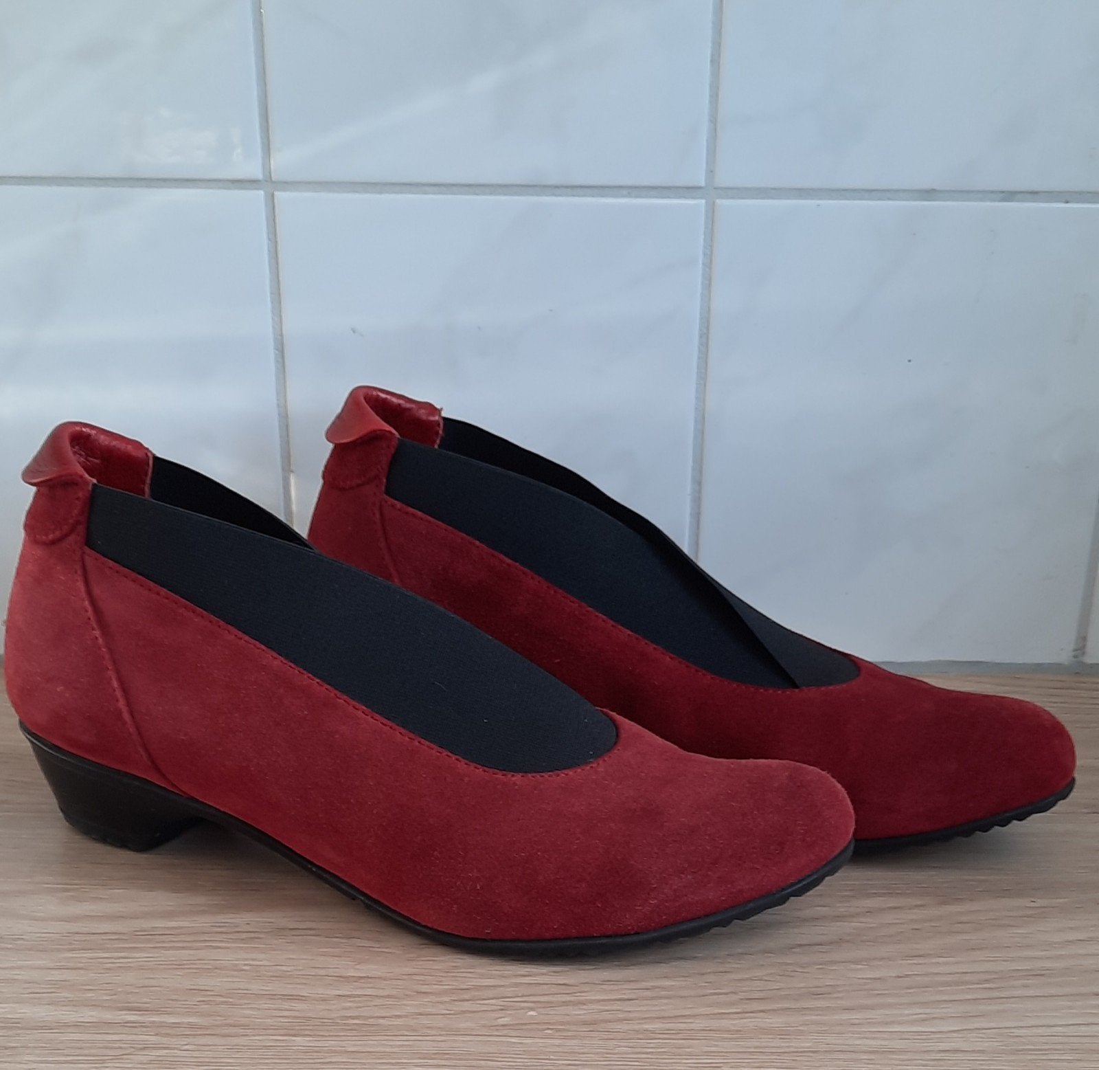 Vabeene suede damesschoenen. Maat 39, Ophalen, Instappers, Zo goed als nieuw, Vabeene