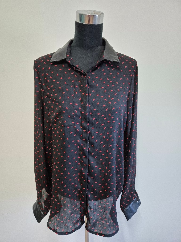 Top129 - Zwart-rode Ivivi blouse maat M (1), Kleding | Dames, Ophalen of Verzenden, Zo goed als nieuw, Maat 38/40 (M), Rood