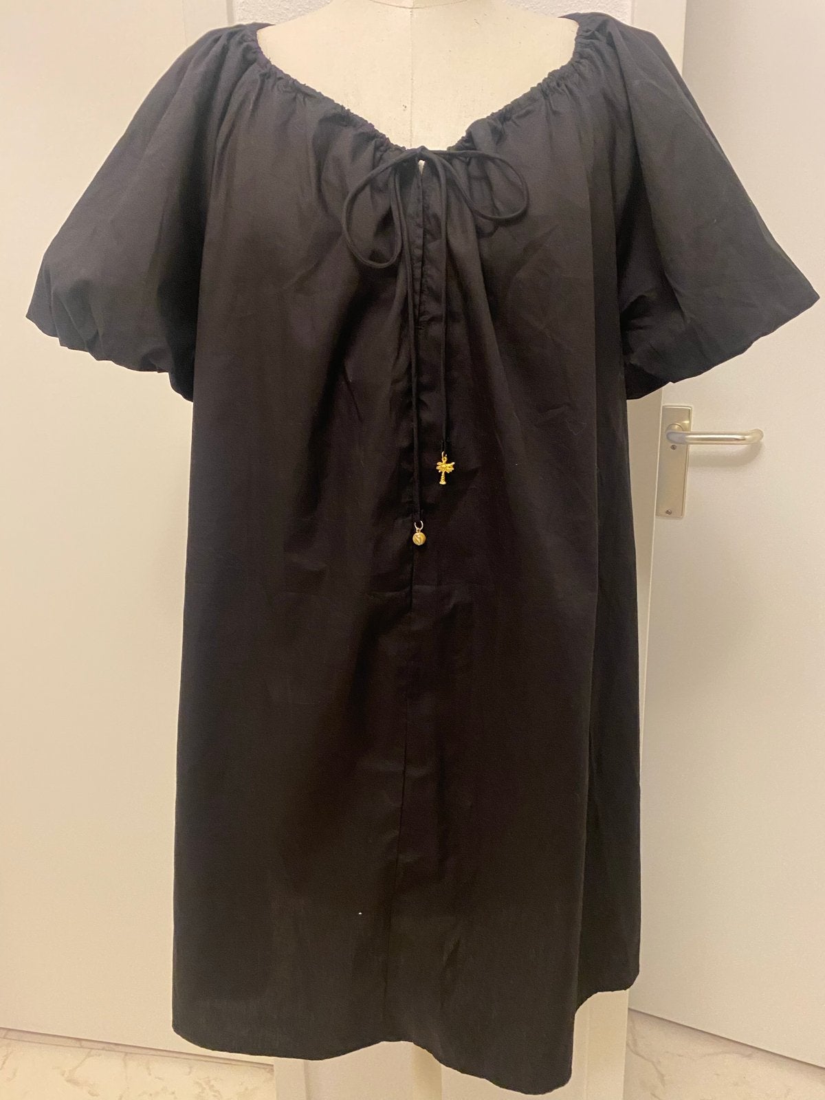 Zwarte zomerjurk met pofmouwen en .strikdetail merk zara., Kleding | Dames, Zwart, Maat 46/48 (XL) of groter, Nieuw, Ophalen of Verzenden