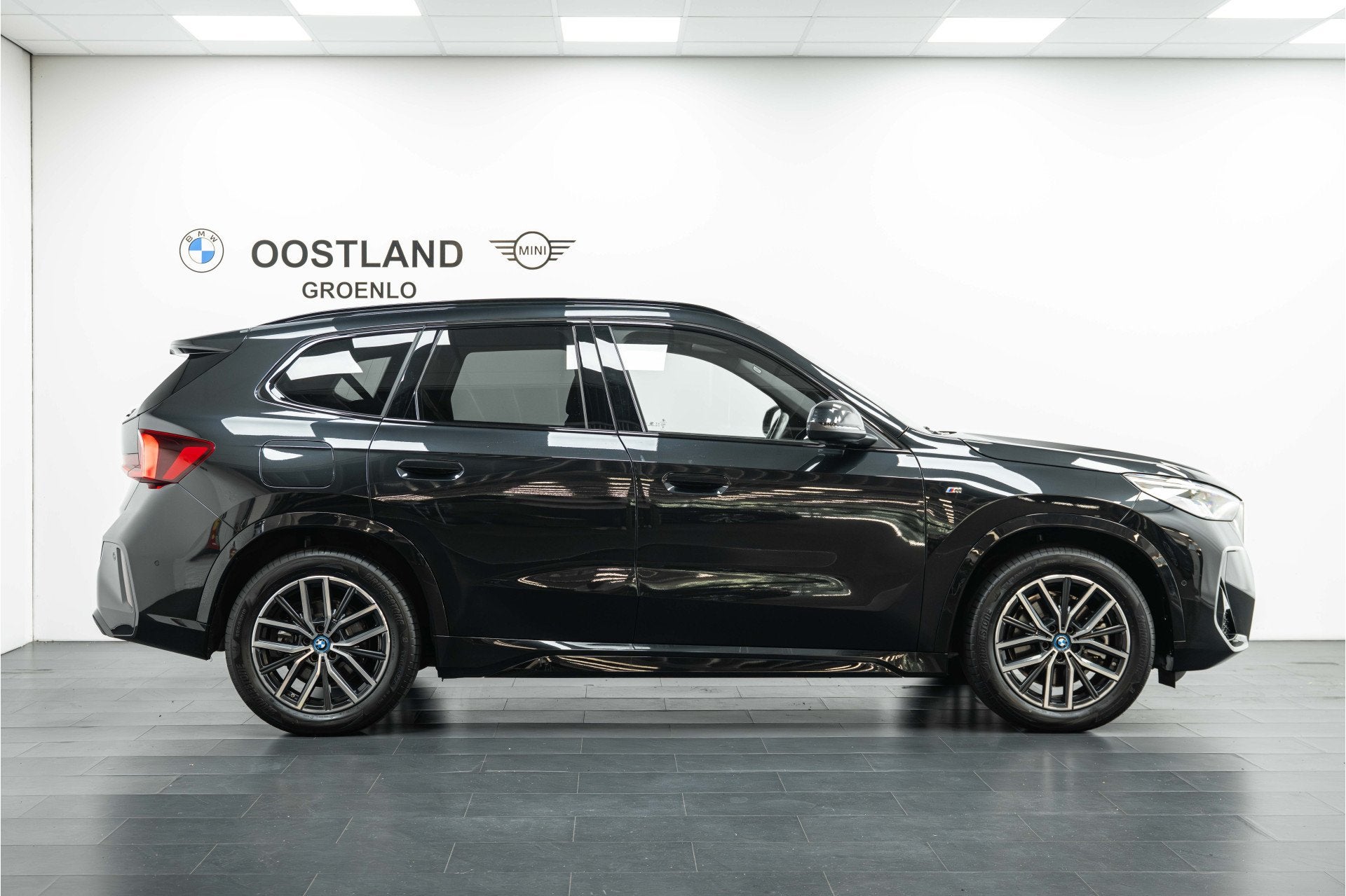 BMW X1 xDrive25e M Sport Automaat / Trekhaak / Sportstoelen, Auto's, Gebruikt, Zwart, Bedrijf, Hybride Elektrisch/Benzine