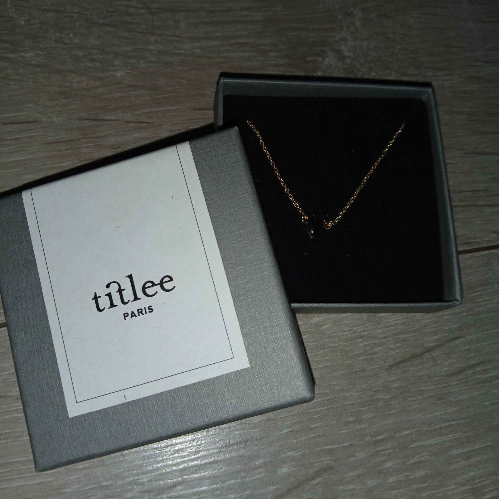 Titlee Paris ketting met zwarte steen, Sieraden, Tassen en Uiterlijk, Kettingen, Zwart, Nieuw, Ophalen of Verzenden, Met edelsteen