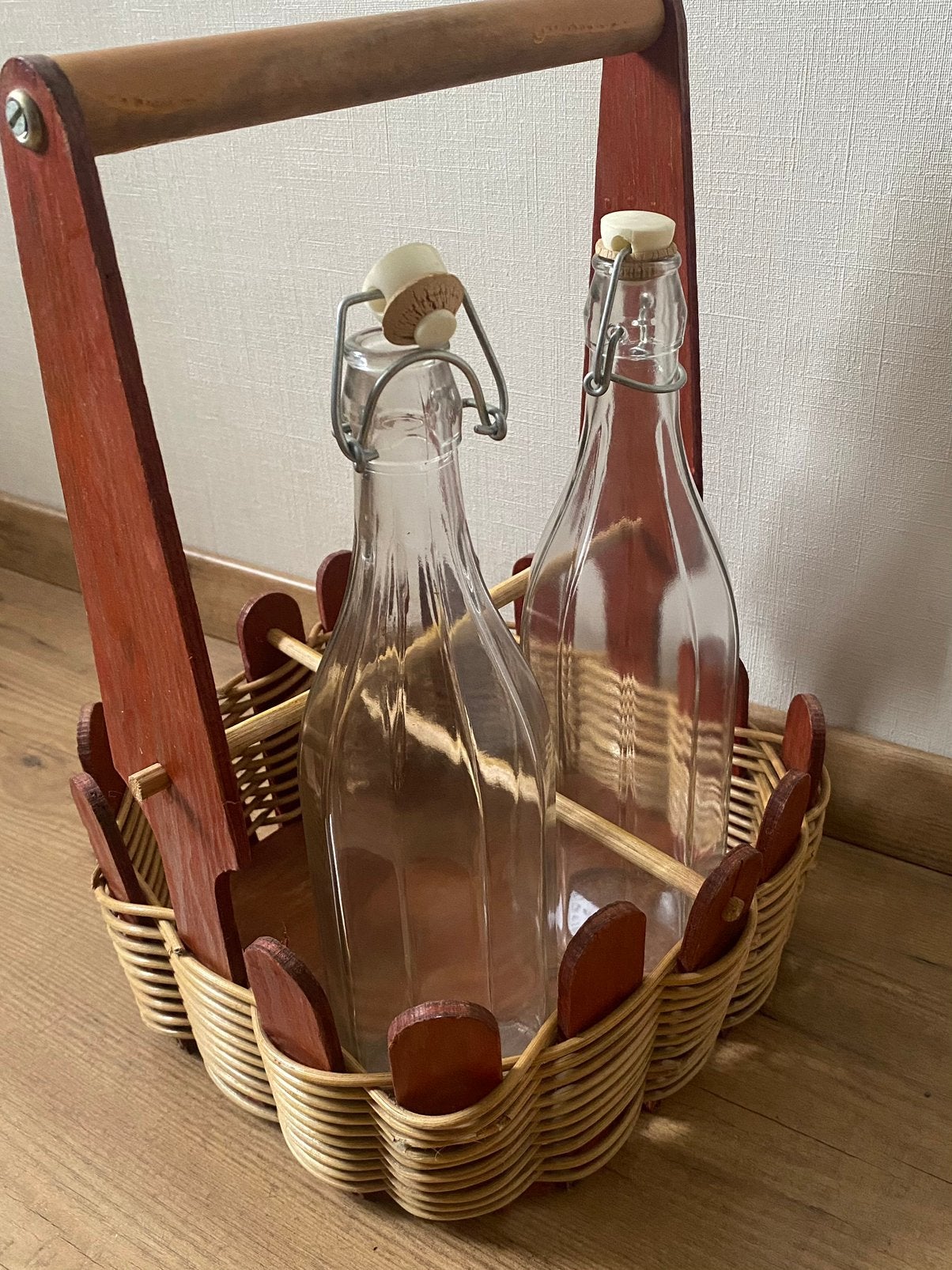 Vintage flessenmand flessendrager bordeauxrood met rotan, Ophalen of Verzenden, Vierkant, Riet, Overige typen