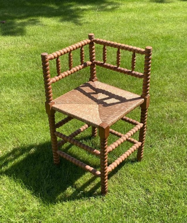 Vintage hoekstoel met gedraaide poten en biezen zitting, Antiek en Kunst, Antiek | Meubels | Stoelen en Banken, Ophalen