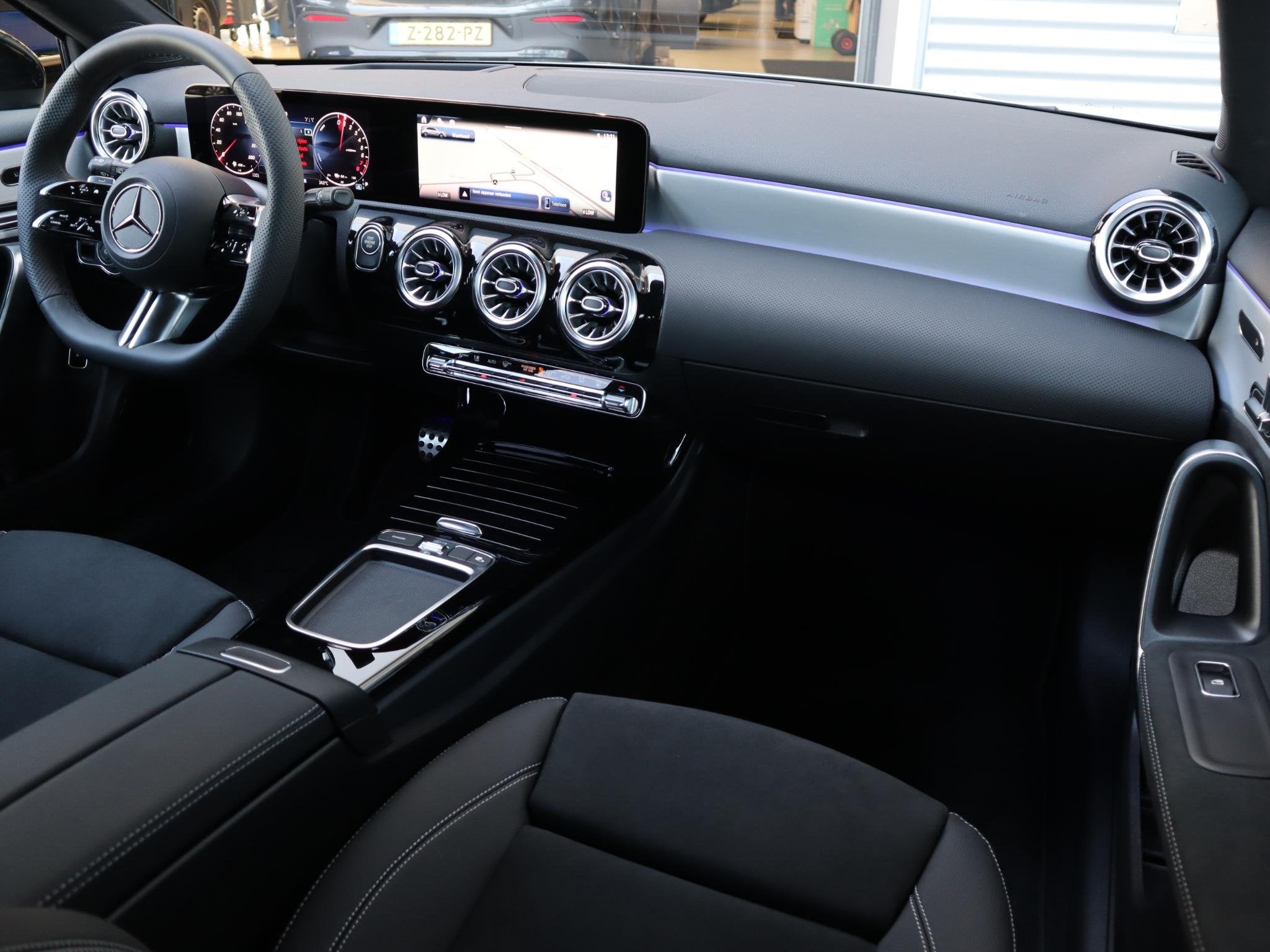 Mercedes-Benz A-klasse 250 e Star Edition AMG Line Plus l Tr, Auto's, Dealer onderhouden, Stof, 4 cilinders, 16 kWh