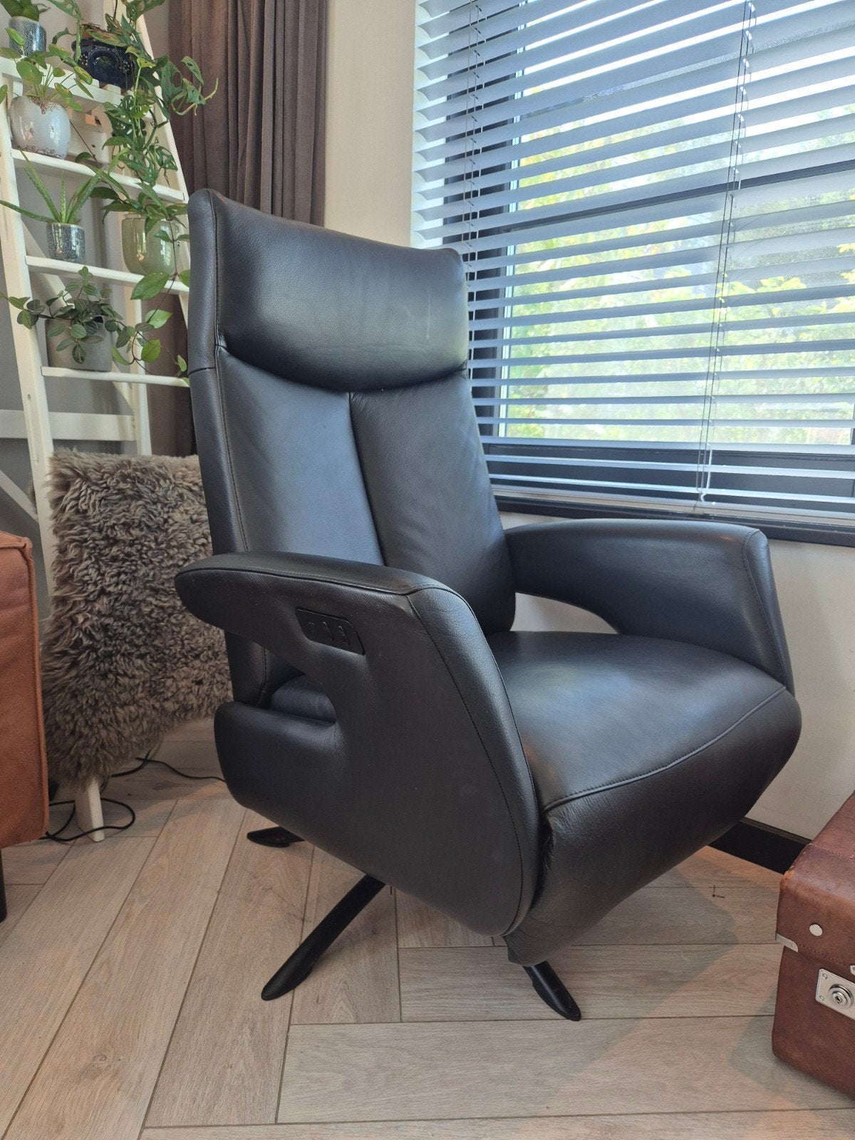 Elektrische Relaxfauteuil - Zwart Leder - Perfecte Staat, Zwart, Leer, Ophalen of Verzenden, Zo goed als nieuw