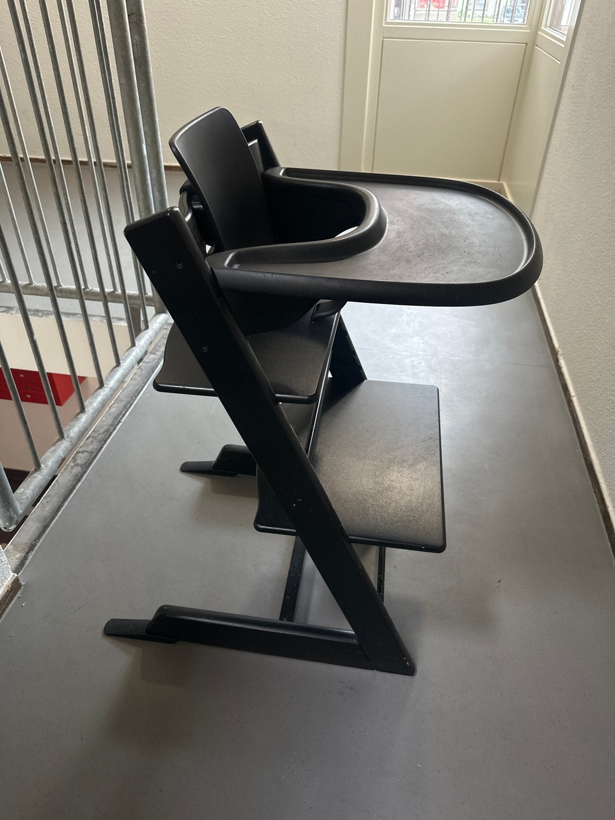 Originele zwarte Stokke Tripp Trapp met beugel en tafel | 2x, Ophalen, Gebruikt, Meegroeistoel, Afneembaar eetblad