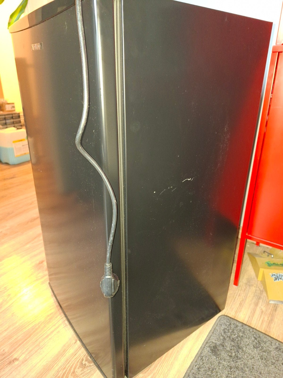 Tomado TLT4702B Mini Koelkast - Compact en Efficiënt, Witgoed en Apparatuur, Koelkasten en IJskasten, Zonder vriesvak, 75 tot 100 liter