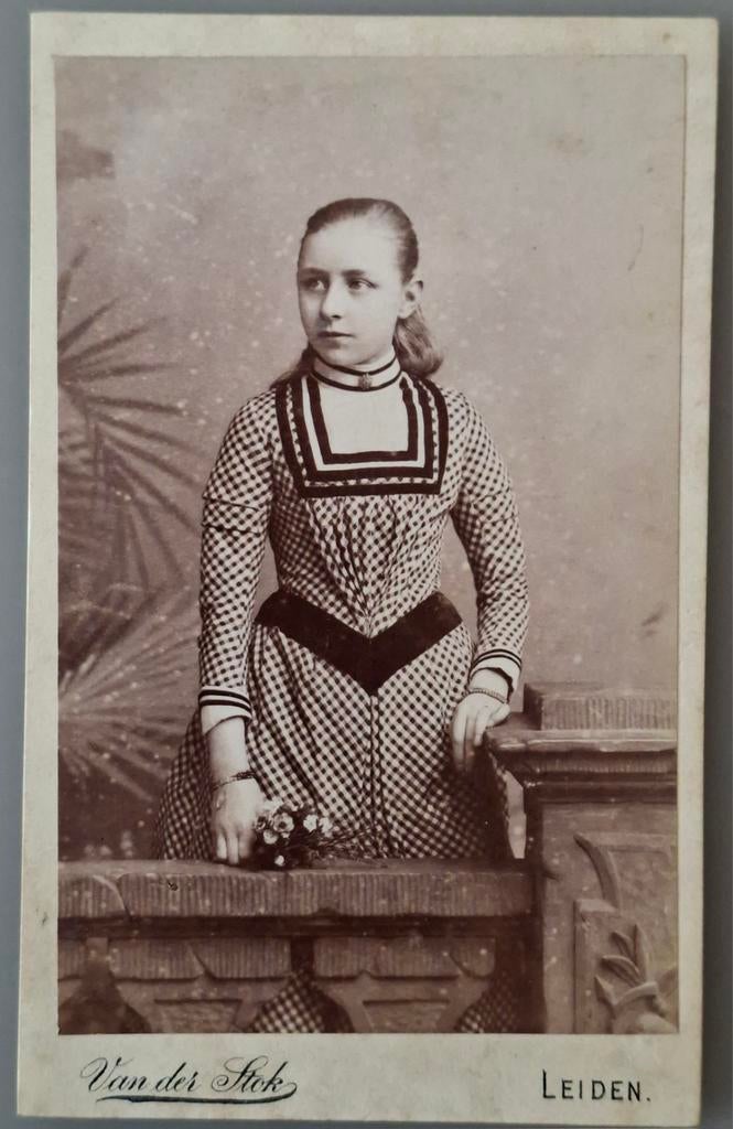 222 cdv meisje Leiden fotograaf van der Stok, Ophalen of Verzenden, Voor 1940, Gebruikt, Kind